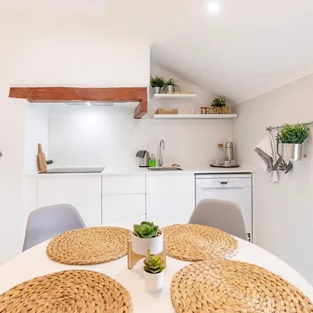 Апартаменты Alfama Historical Stylish 1 Br